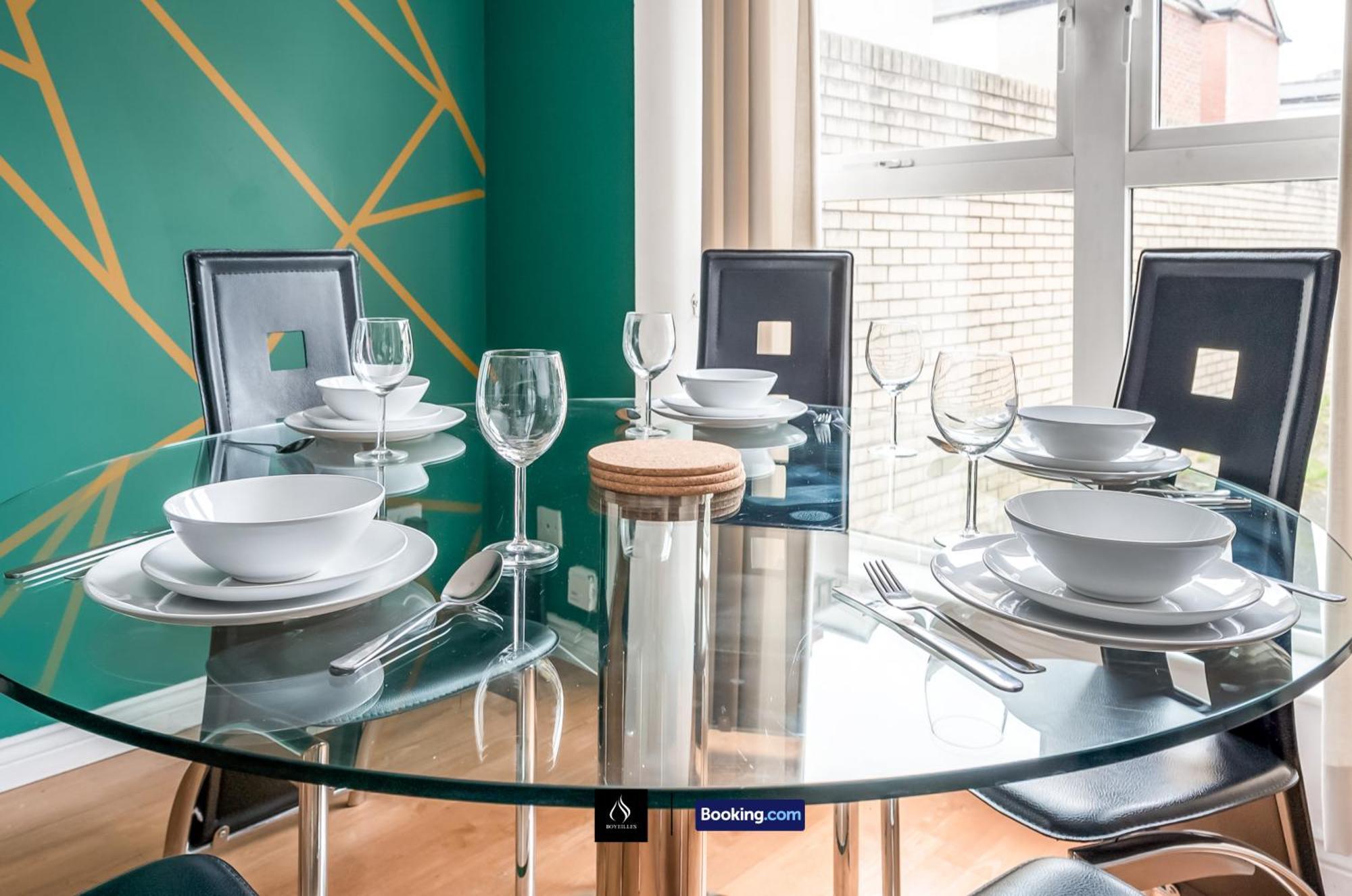2 Bed House By Boyeilles Apartments Short Lets & Serviced Accommodation Belfast With Balcony & Free Parking Eksteriør bilde