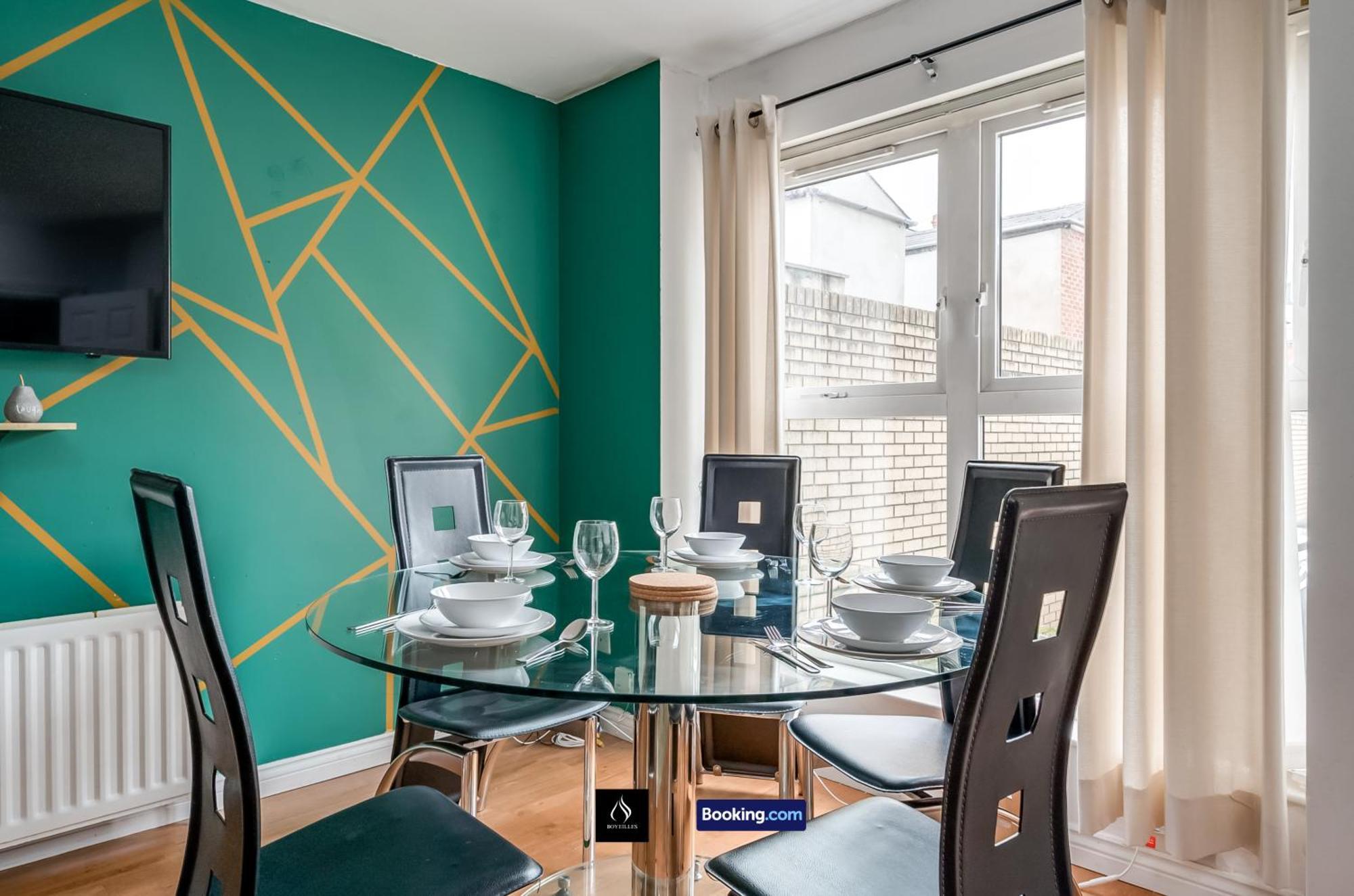 2 Bed House By Boyeilles Apartments Short Lets & Serviced Accommodation Belfast With Balcony & Free Parking Eksteriør bilde