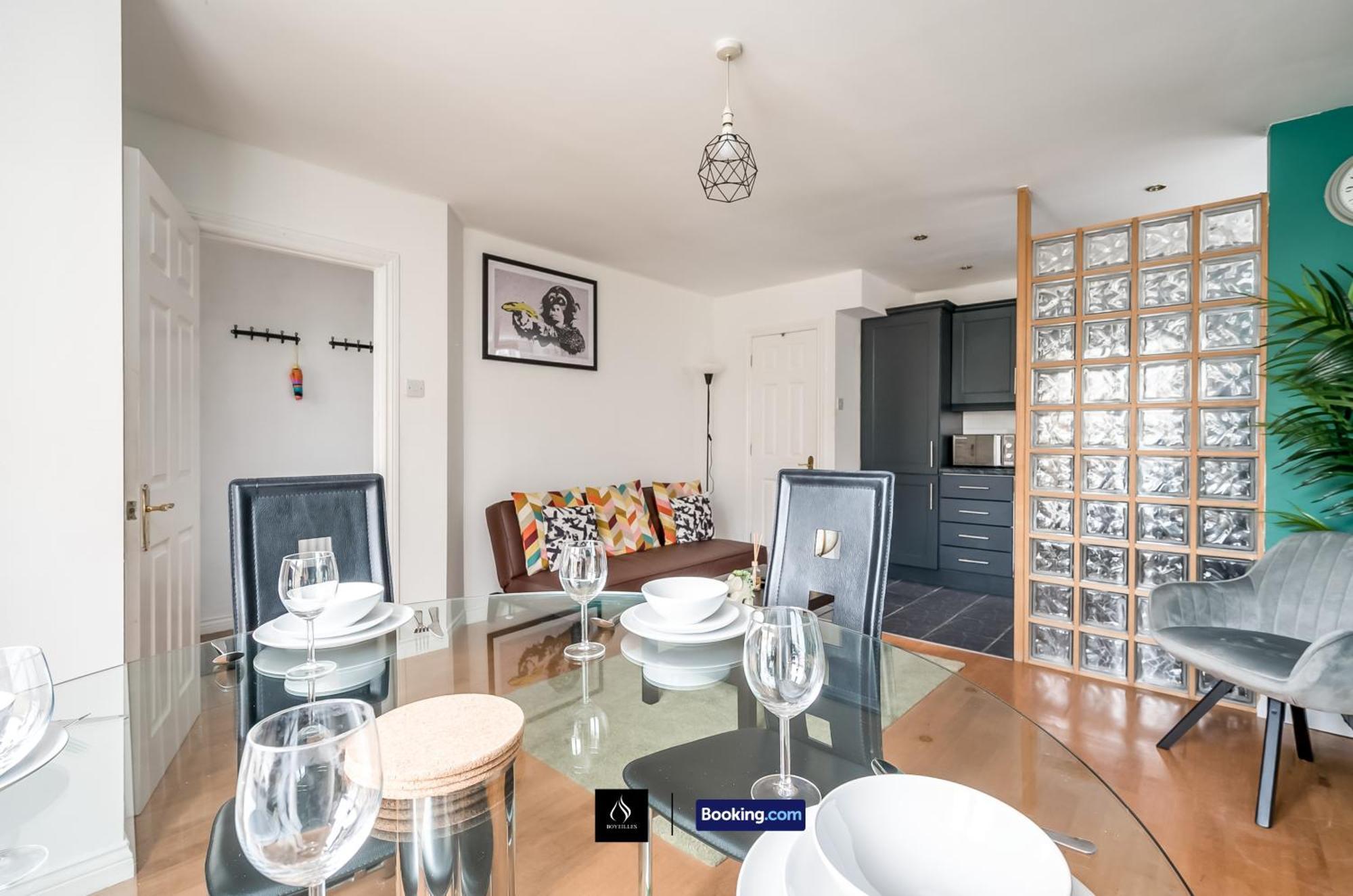 2 Bed House By Boyeilles Apartments Short Lets & Serviced Accommodation Belfast With Balcony & Free Parking Eksteriør bilde