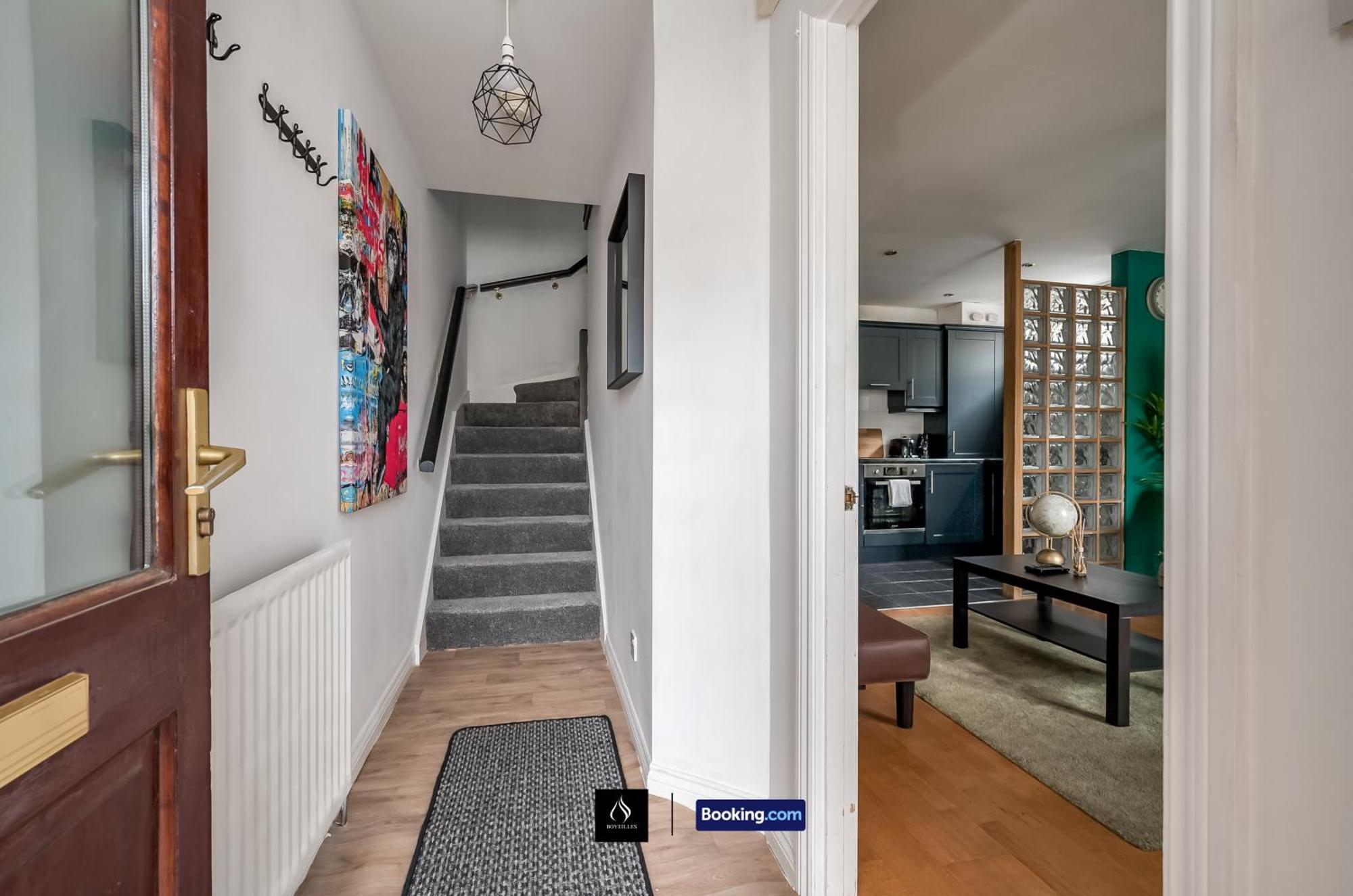 2 Bed House By Boyeilles Apartments Short Lets & Serviced Accommodation Belfast With Balcony & Free Parking Eksteriør bilde
