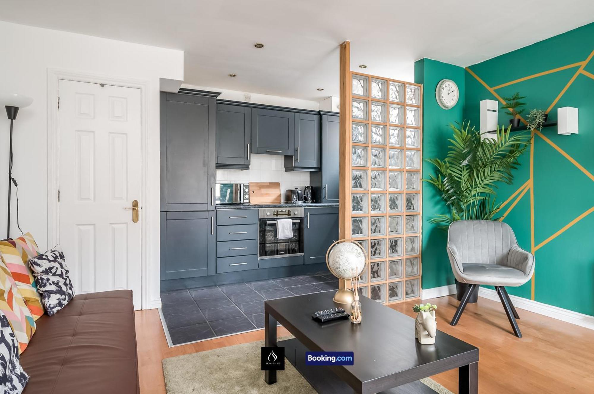 2 Bed House By Boyeilles Apartments Short Lets & Serviced Accommodation Belfast With Balcony & Free Parking Eksteriør bilde
