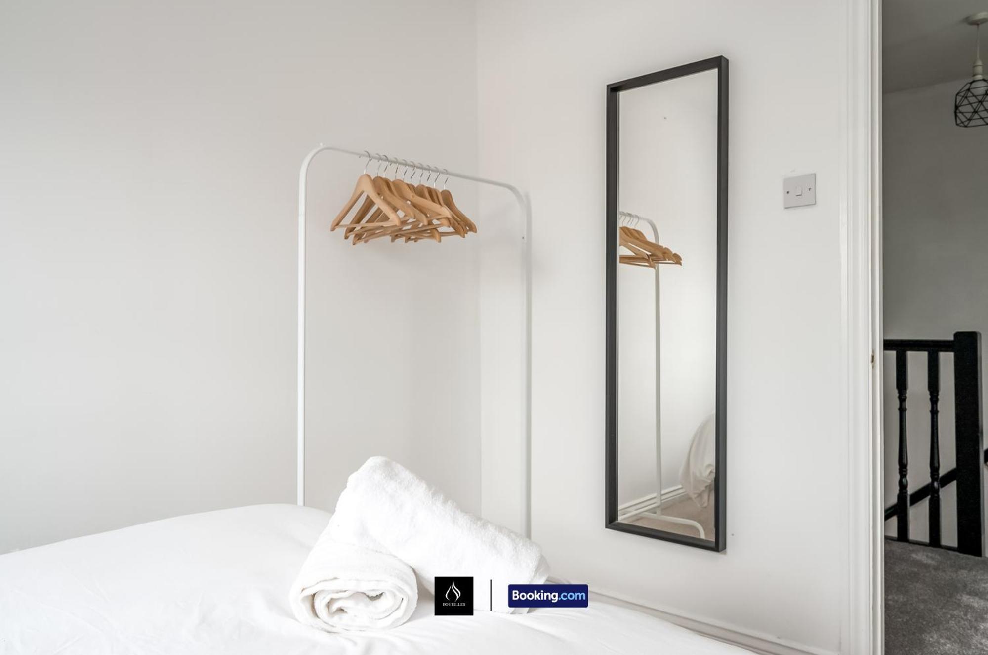 2 Bed House By Boyeilles Apartments Short Lets & Serviced Accommodation Belfast With Balcony & Free Parking Eksteriør bilde
