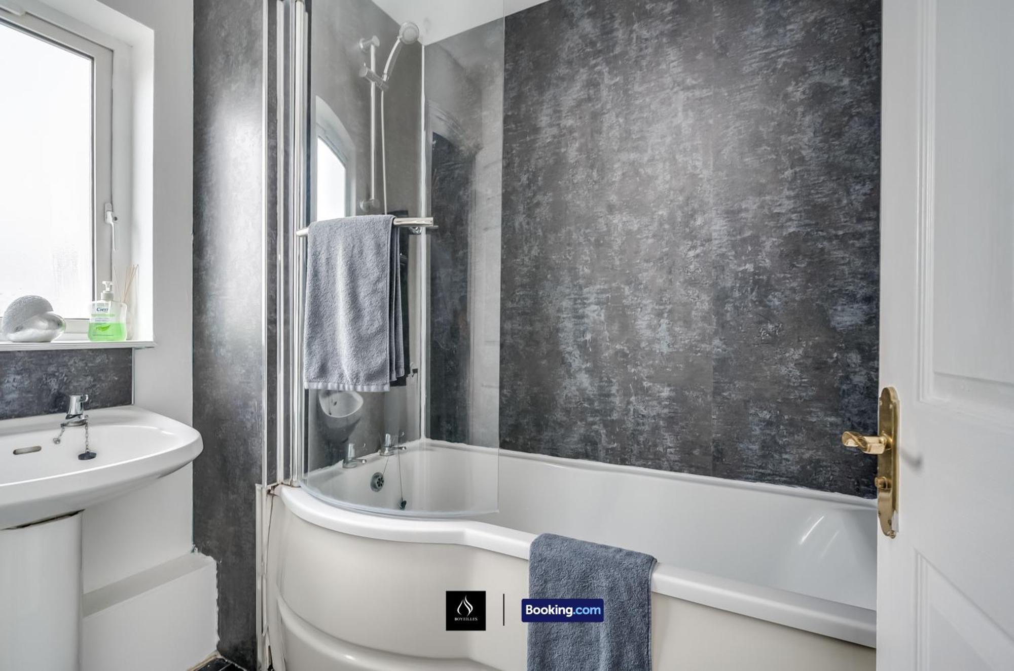 2 Bed House By Boyeilles Apartments Short Lets & Serviced Accommodation Belfast With Balcony & Free Parking Eksteriør bilde