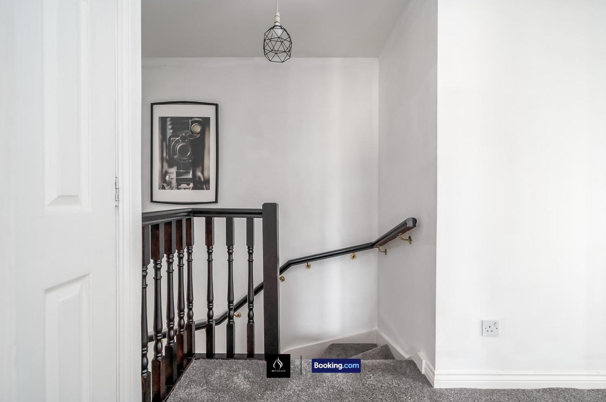 2 Bed House By Boyeilles Apartments Short Lets & Serviced Accommodation Belfast With Balcony & Free Parking Eksteriør bilde